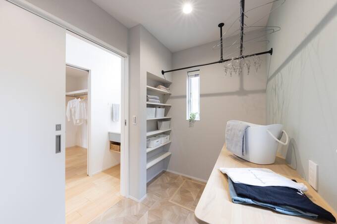 ランドリーからすぐの大型ファミリークローゼット