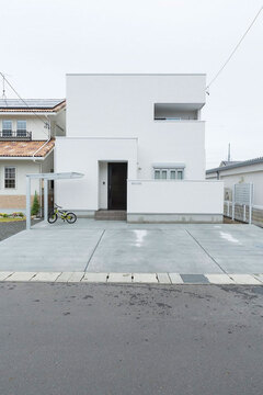 真っ白なキュービックスタイル。21畳の広いリビングのある２階建て住宅