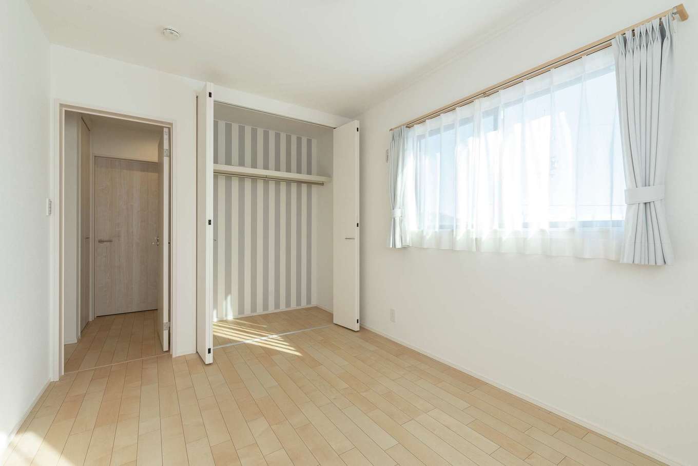 HAPPY HOUSE（山田工務店）【デザイン住宅、子育て、間取り】2つ用意した子ども部屋。2人目が男の子でも女の子でもいいようなクロスを選んだ