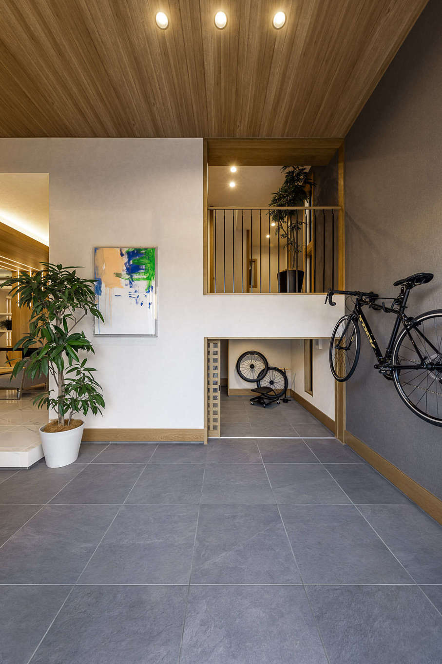 ミサワホーム静岡【三島市松本27-1・モデルハウス】玄関を開けてすぐの1階の「蔵」は、アウトドア派の強い味方。汚れても掃除しやすいため、サーフボードやスキー、スノーボードはもちろん、キャンプ用品、自転車まで収納が可能だ