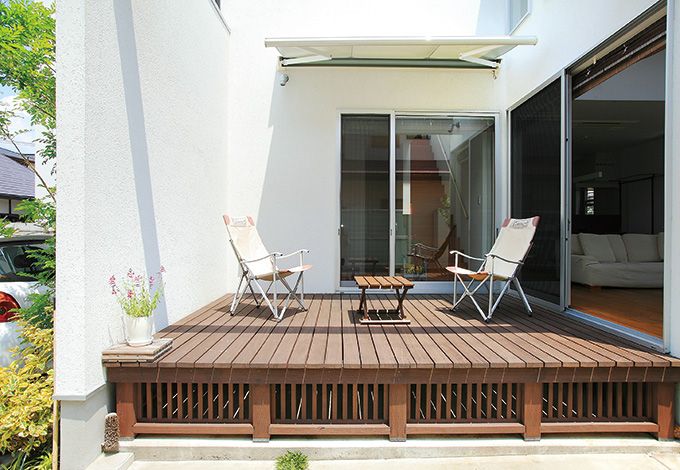 -delphi- デルフィ（藤井建築事務所） 【デザイン住宅、間取り、建築家】光と風の入口となるウッドデッキ。アウトサイドリビングとしても利用され、LDKの広がりと楽しさを拡張する