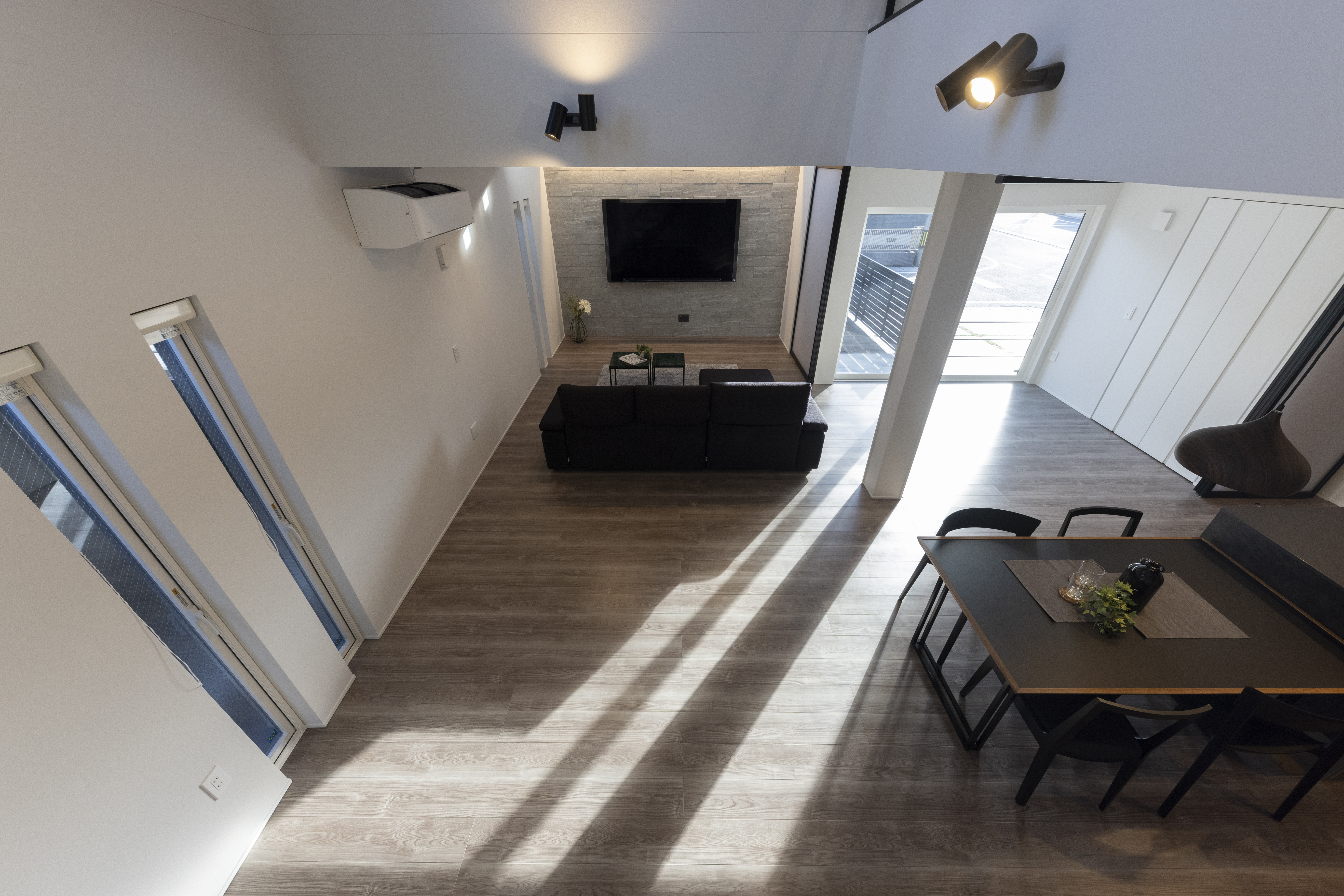 フェスティナ・レンテ｜開放感あふれるLDK。大きな窓から差し込む光が明るく広々とした空間を演出している。シンプルなインテリアと調和したモダンなデザインが魅力。