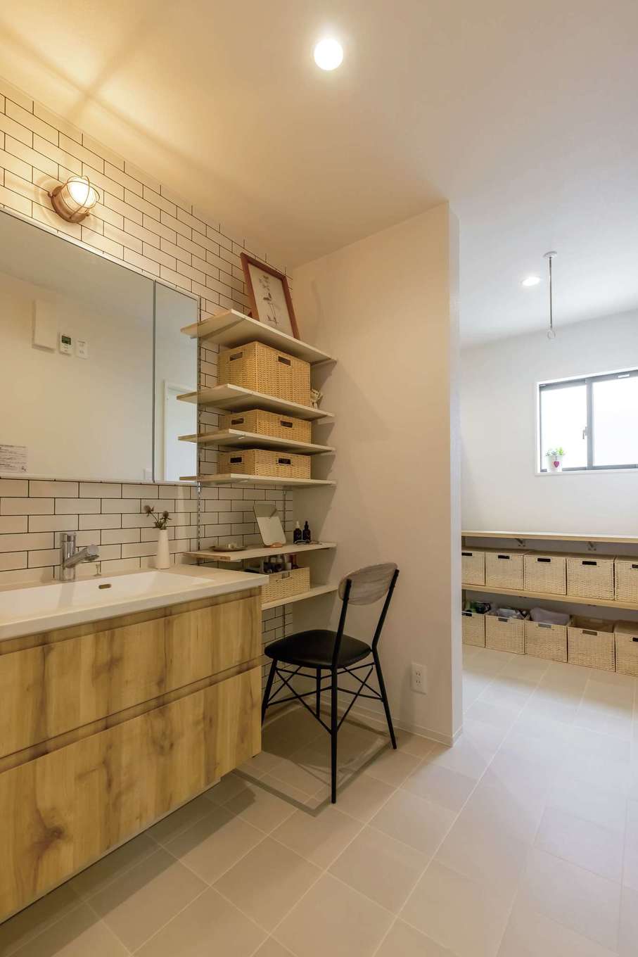 HAPPY HOUSE（山田工務店）【デザイン住宅、間取り、インテリア】半造作の洗面横には収納用可動棚を工夫したドレッシングコーナーも。奥のランドリースペースは浴室やキッチンともつながっている