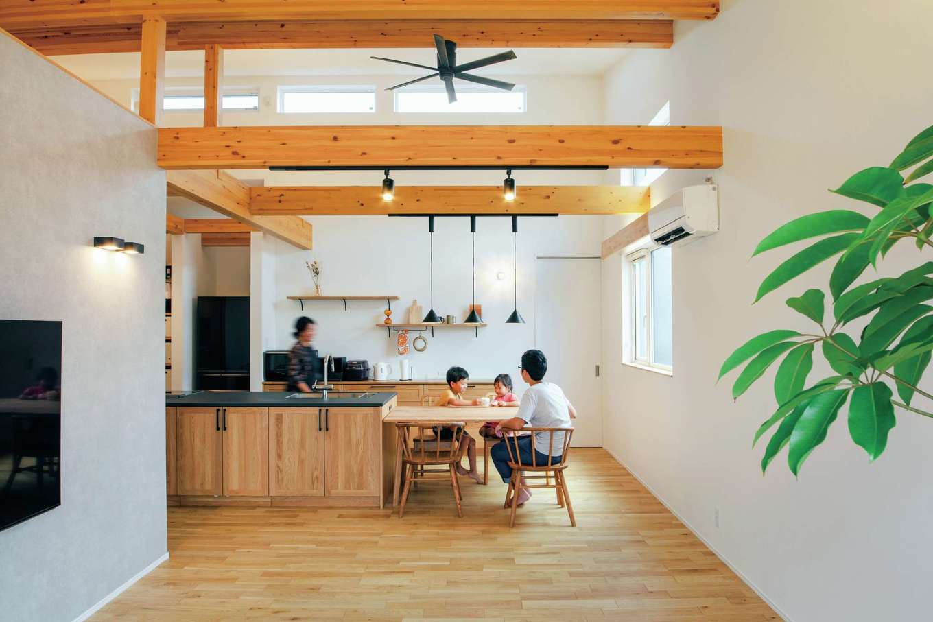 ainoa.life くらはし建築【省エネ、平屋、収納力】高気密・高断熱性能に加え、地中熱を利用した24時間計画換気を採用。6畳用壁掛けエアコンだけで、家中どこでも温度差がなく、一年を通して素足で過ごせる