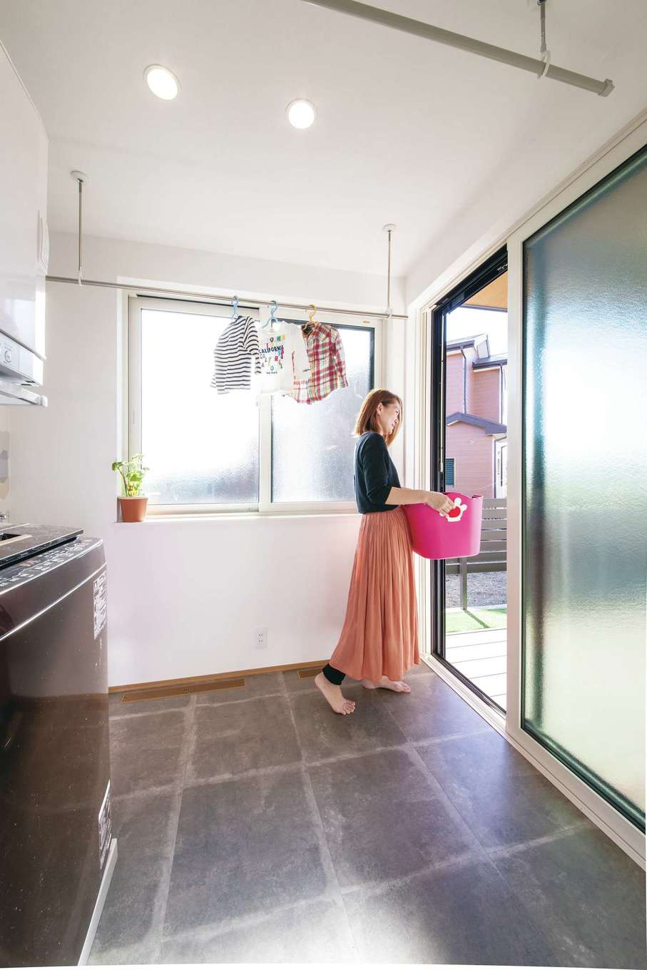 コットンハウス【子育て、二世帯住宅、省エネ】ランドリールームで室内干しもできるし、直結するウッドデッキで外に干すことも可能