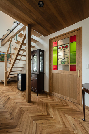 住まいの随所には、絵画のように美しいステンドグラスが散りばめられている