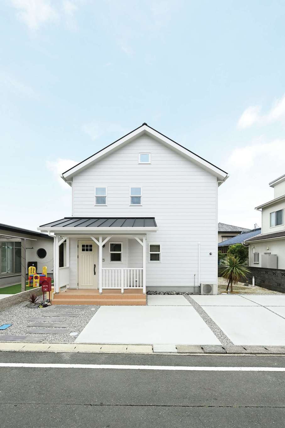 Yamaguchi Design 【デザイン住宅、子育て、自然素材】カバードポーチのある白い外観。80〜90年代を意識したカリフォルニアテイストだ。広いカバードポーチは、自転車やベビーカーの一時置き場にも使える
