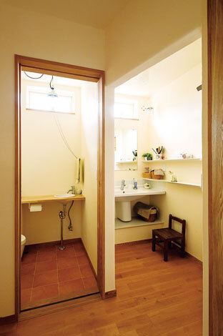 脱衣所と独立させた洗面室。シンプルでスタイリッシュ