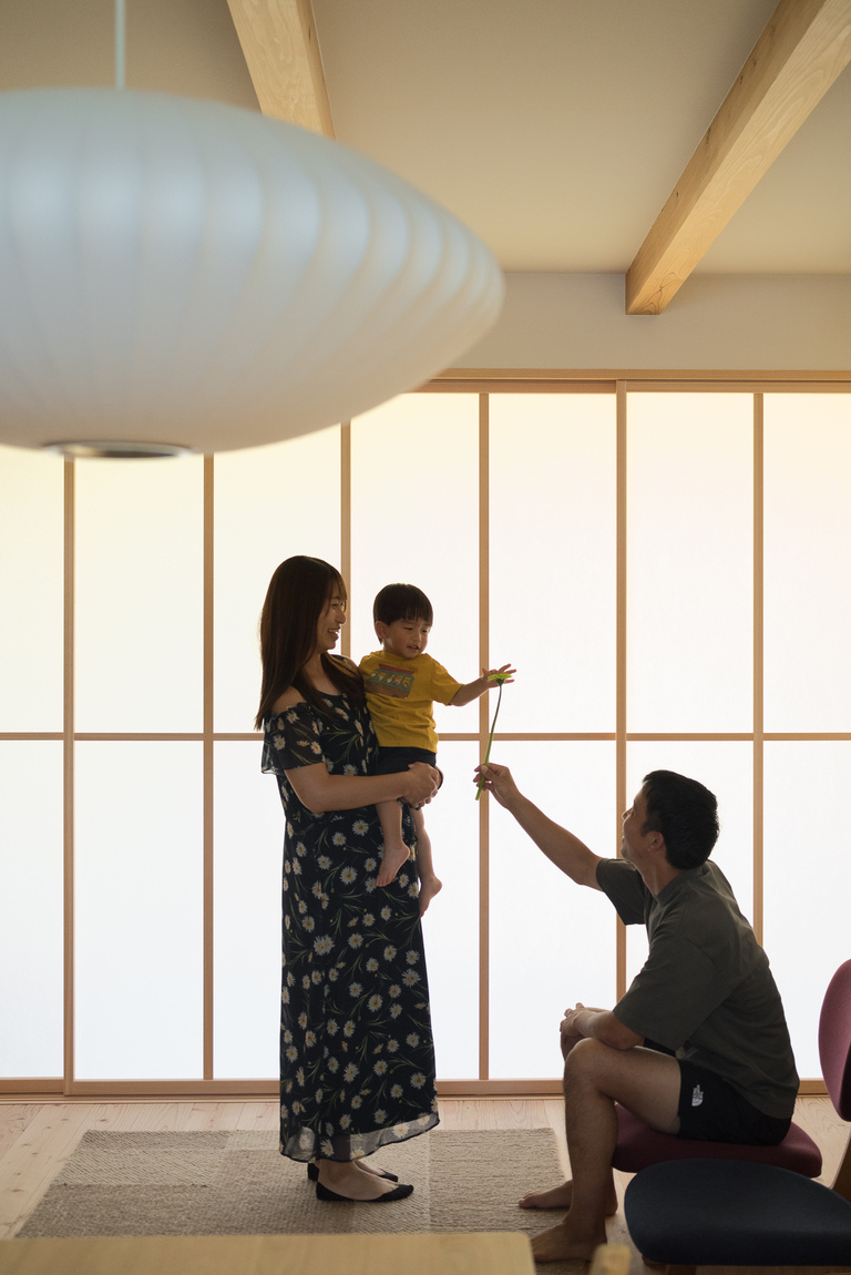 仲田工務店【趣味、自然素材、間取り】リビングと広縁を仕切る障子は和モダンなデザインで。それぞれの空間を異なる味わいで演出してくれる