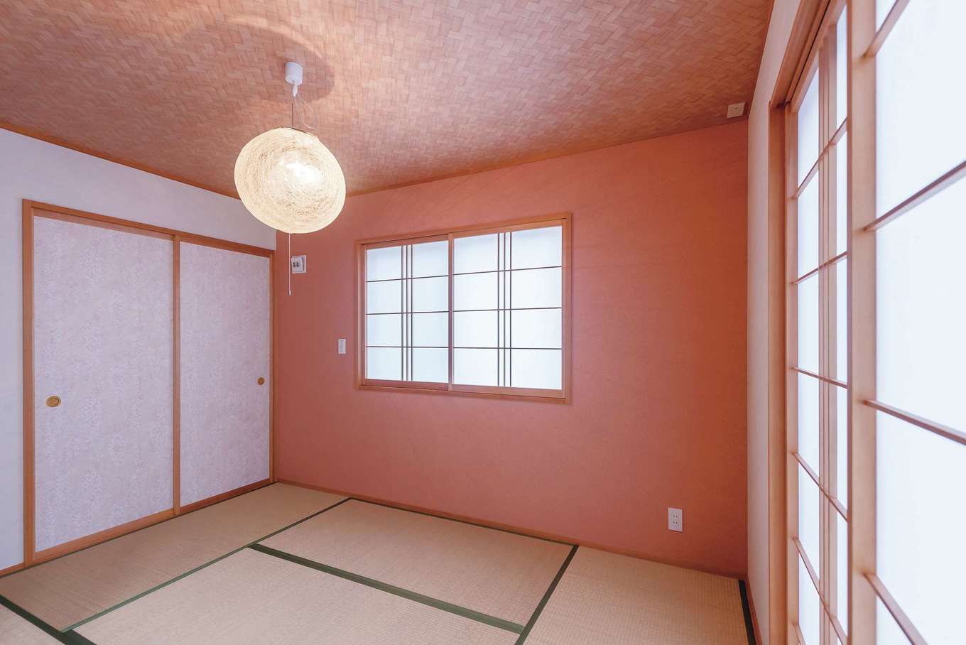 芹工務店【子育て、自然素材、省エネ】い草が香る畳が心地いい和室。ピンクの壁が空間のアクセントに