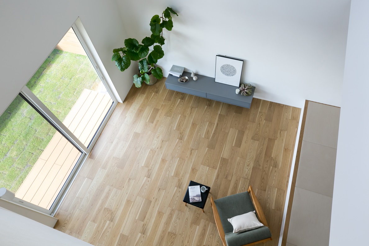 シンプル｜吹抜けから見下ろせるリビング。
家族の雰囲気を感じられる間取り。