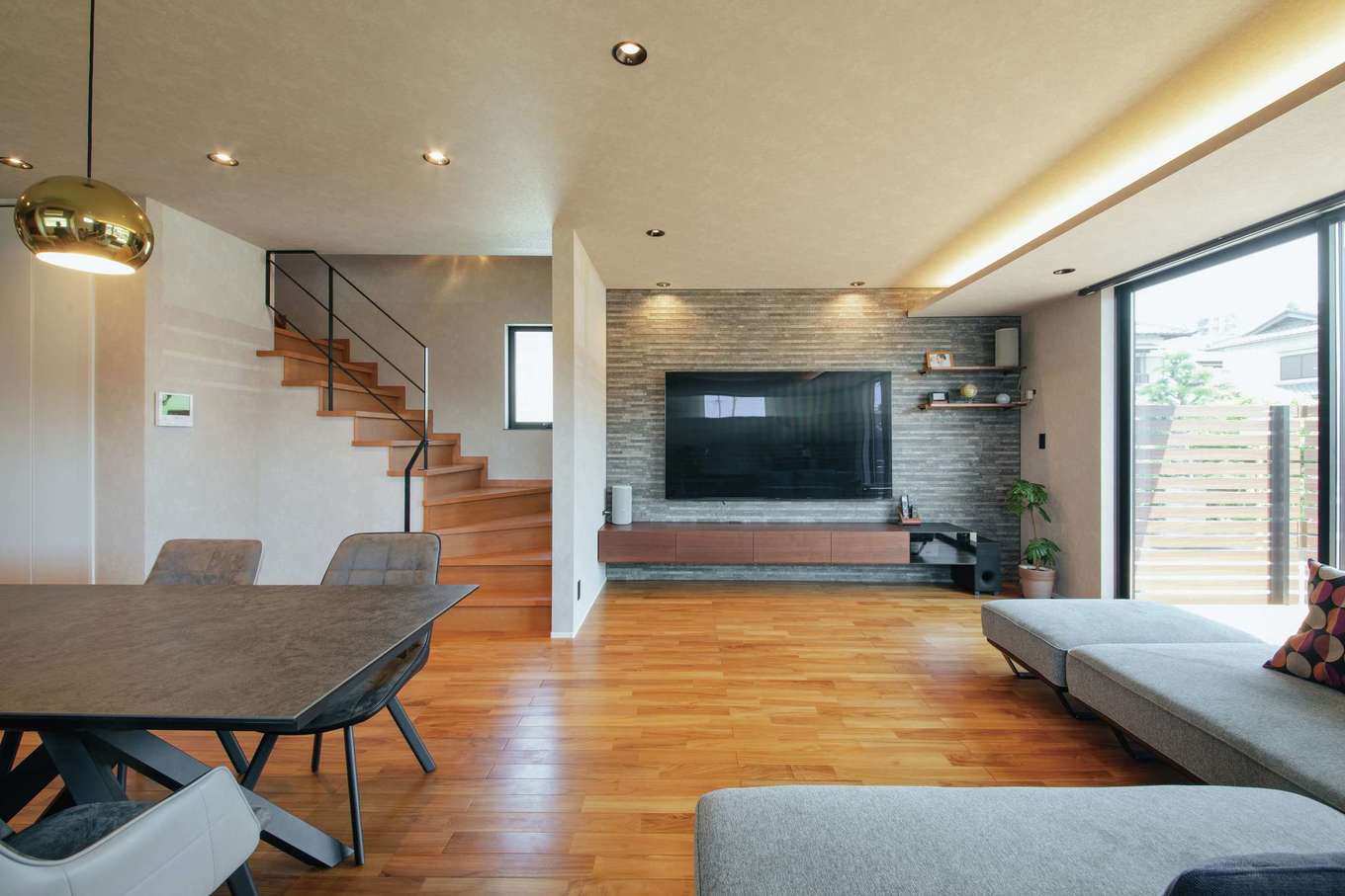 SEVEN HOUSE/セブンハウス【デザイン住宅、子育て、間取り】キッチンから見えるリビング階段。足音を聞けば、帰宅した子どもの心理状態もわかる。階段の幅を広くして安全性をアップ