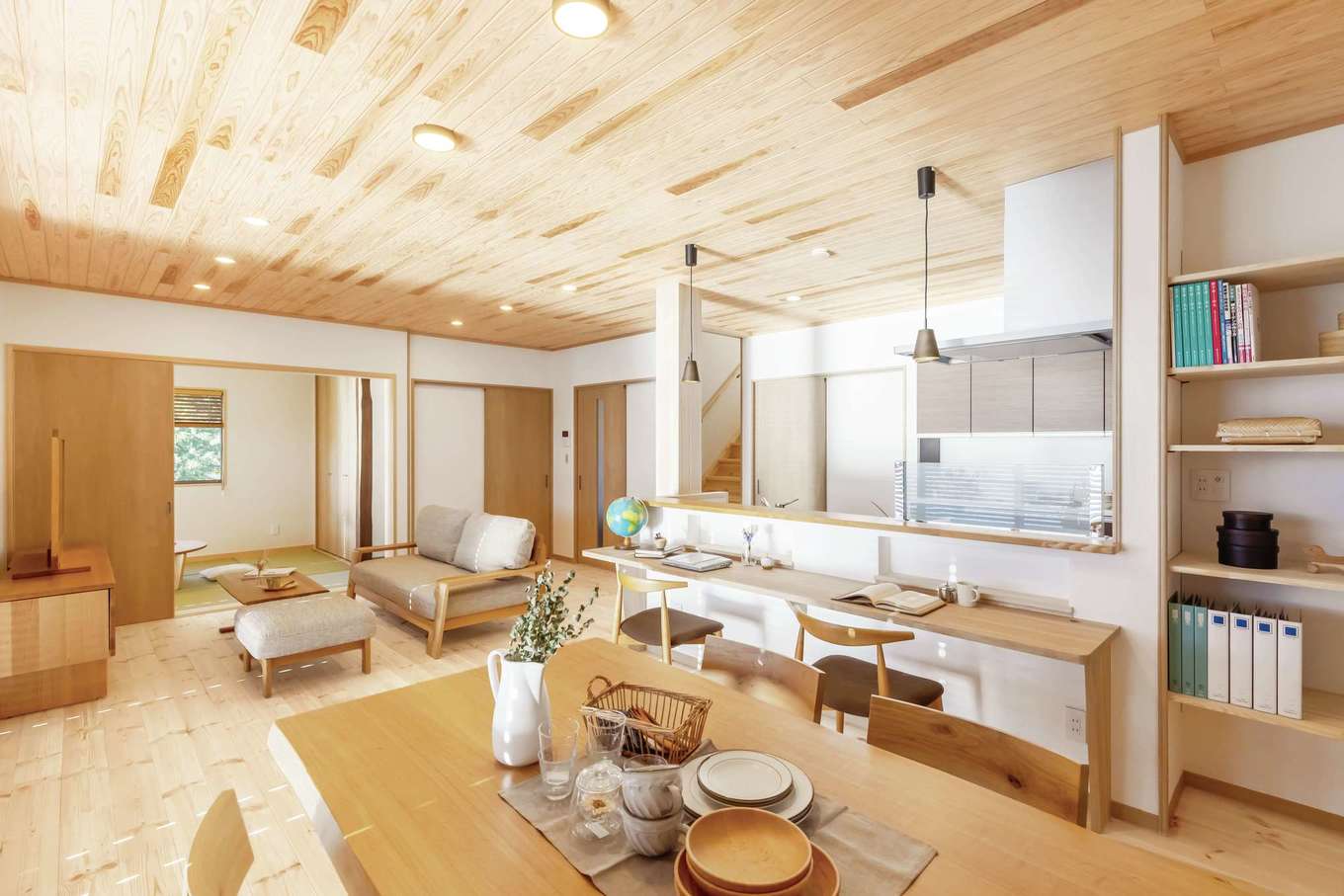 住まいるコーポレーション【収納力、自然素材、間取り】キッチンの正面に設けたスタディカウンター。勉強がわからないときはすぐにキッチンにいるママに質問できる。隣の書棚から本をサッと手に取れるので便利！