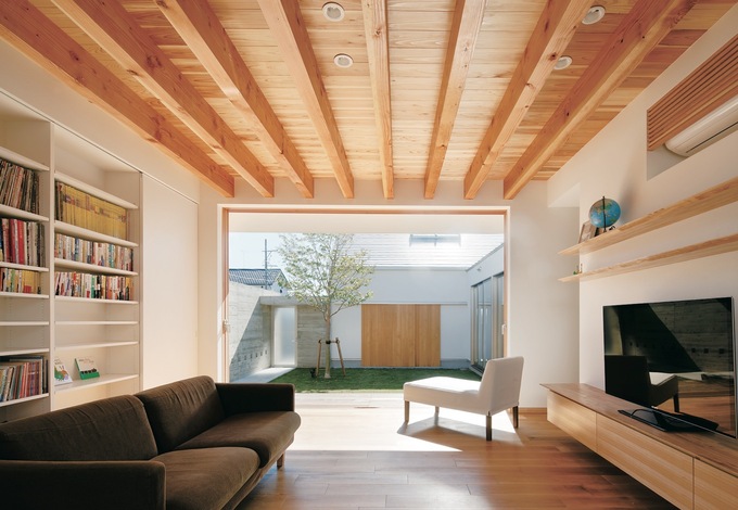 2つの中庭に挟まれたリビングは、たっぷりの光が降り注ぎ、開放感抜群。窓を開け放てば、爽やかな風が通り抜け、リゾート感も味わえる