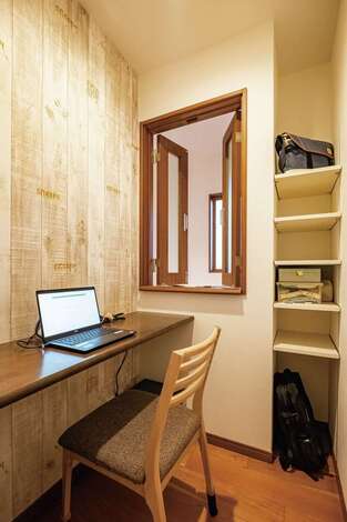 ご主人の書斎スペース。階下からの声も届く