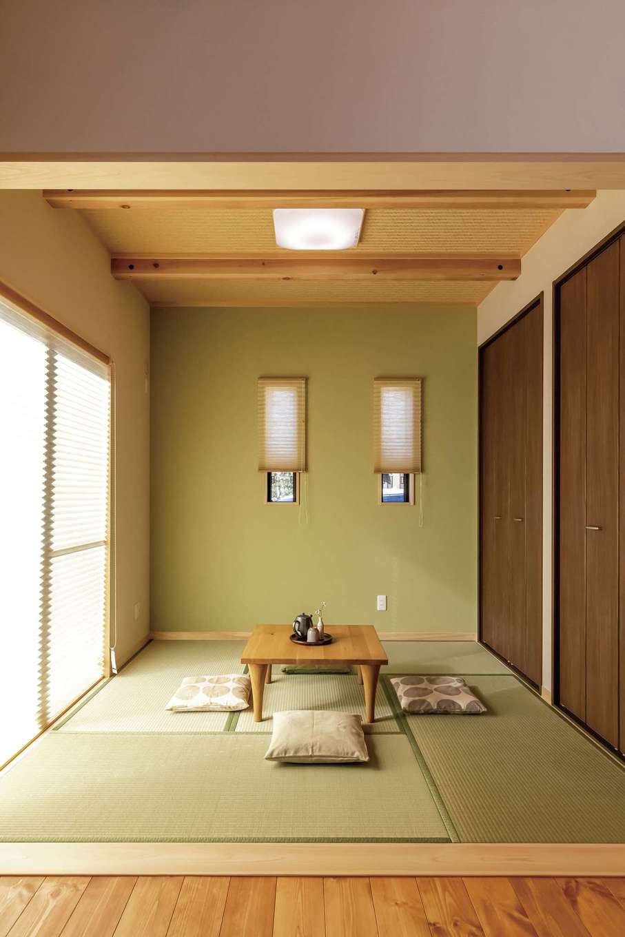住まいるコーポレーション【デザイン住宅、自然素材、省エネ】リビングの続き間の和室は天井を数寄屋風に仕上げた端正な空間。壁一面に収納スペースを確保