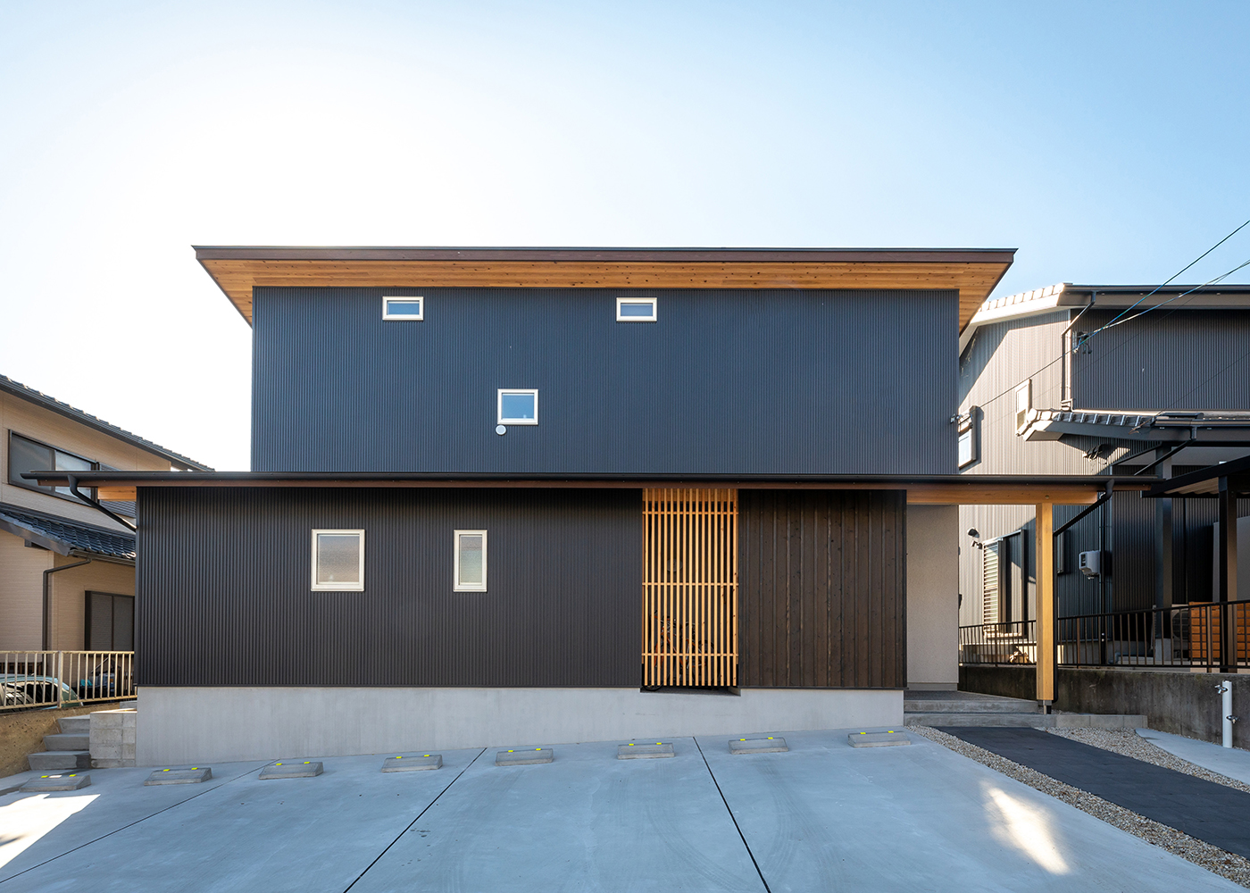 有吉住宅【趣味、自然素材、インテリア】京町屋を思わせる和モダンスタイルの外観。プライバシーを重視して、玄関が見えないようになっているのが設計のポイント