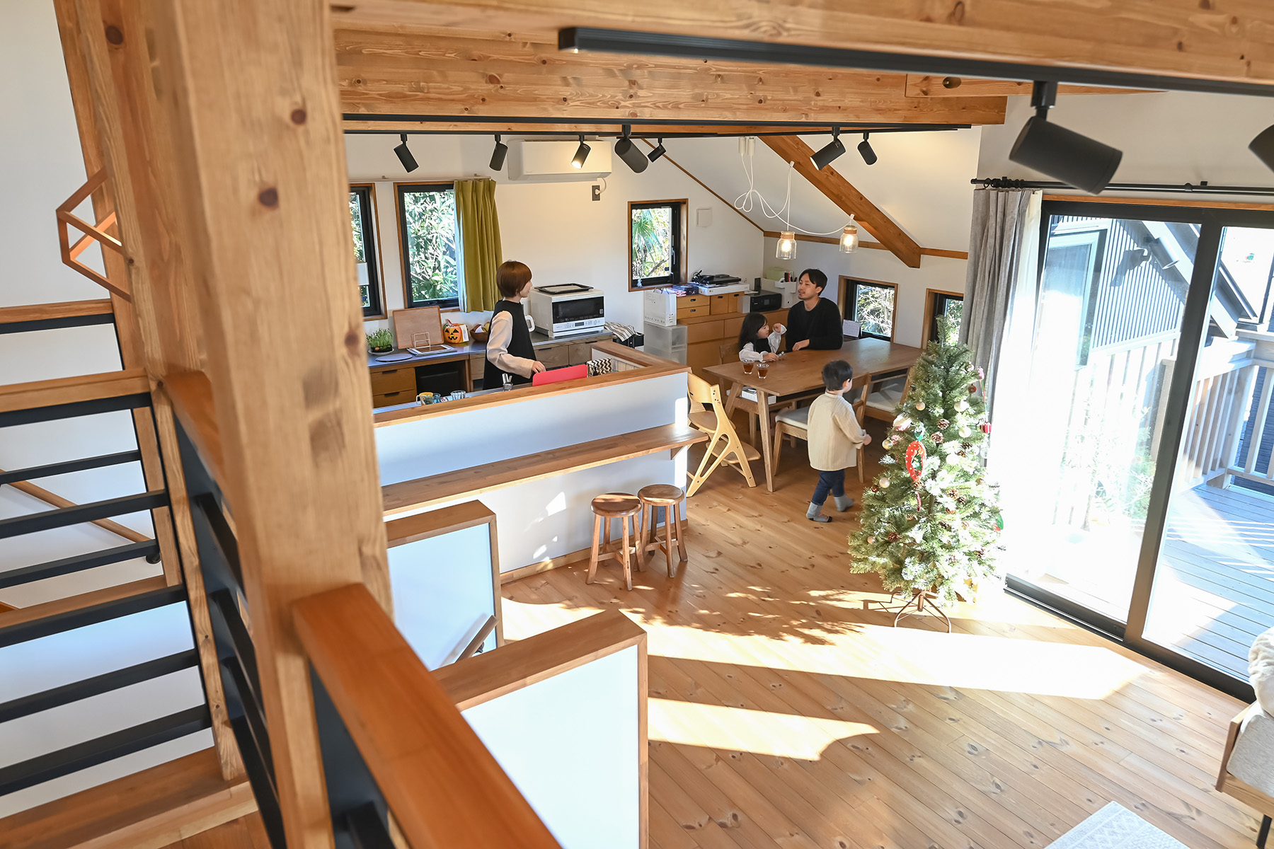 ネクストハウスデザイン｜広々としたLDKは、家族が集まる心地よいスペース。大きな窓からは自然光がたっぷりと注ぎ、キッチンとダイニングが一体化した使いやすいレイアウト。