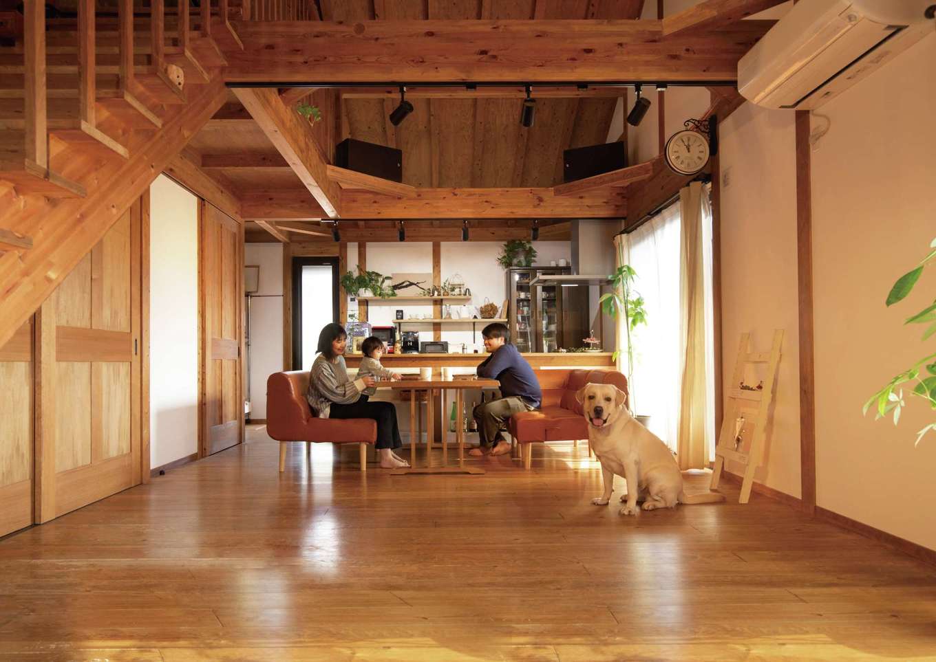 サイエンスホーム【和風、間取り、平屋】吹抜けの開放感が気持ちいいLDK。柱と梁を現しにした真壁づくりの空間に人もペットも癒やされる。和に洋にと、どんなテイストのインテリアも合わせやすいのが真壁づくりの魅力とも言える。住み始めてから2年が経ち、無垢のフローリングの小さなキズも味わいになってきた。床暖房なしで裸足で過ごせるほど暖かい