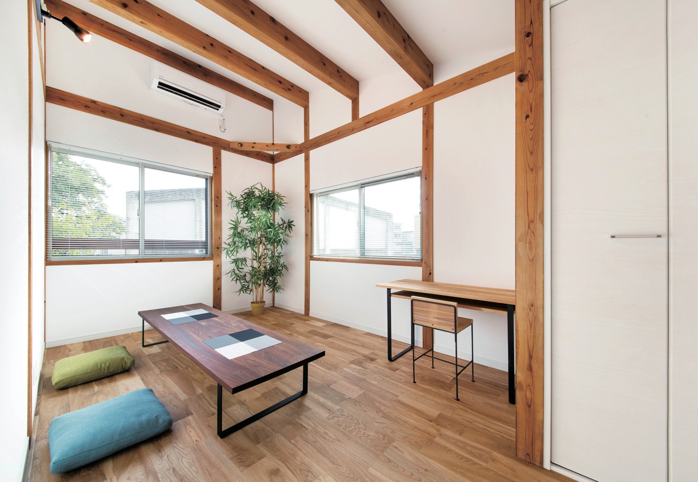 住たくeco工房【1000万円台、自然素材、平屋】1.5階にある将来の子ども部屋は柱と梁を現しにした真壁づくり。木の表情に癒される