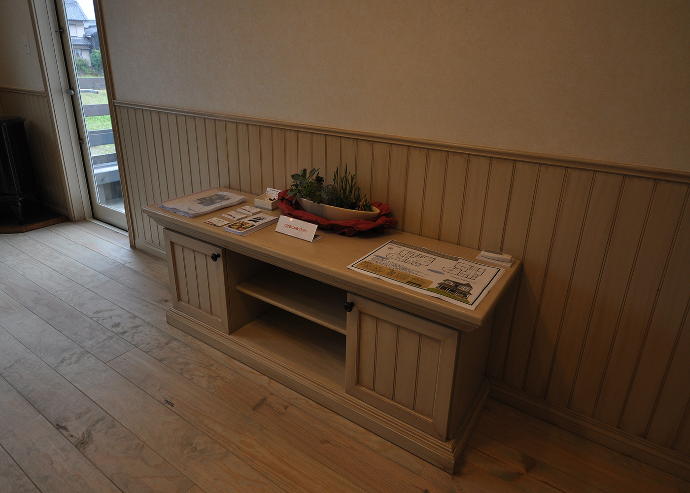 リンゾー【デザイン住宅、輸入住宅、インテリア】余った腰壁の材料で造作したTVボード