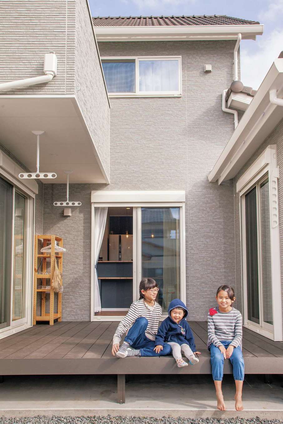 ハートホーム【子育て、輸入住宅、二世帯住宅】デッキは遊び場になったりバーベキューを楽しんだり。洗濯物も人目につかずに済む