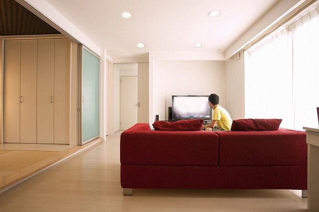 丸昇彦坂建設【デザイン住宅、子育て、間取り】南側に面したリビングは光をしっかりと取り込み、明るく開放的。垂れ壁と袖壁は、空間を仕切るアクセントを与える