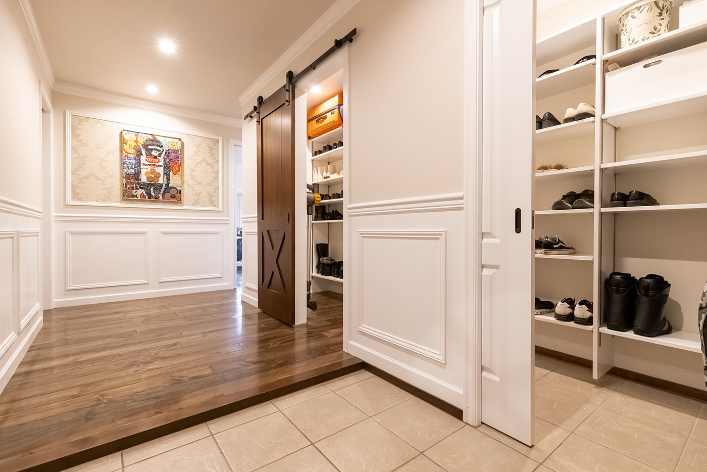 ジェネラルアメリカンホーム【輸入住宅、ペット、ガレージ】モールディングが目を惹くエントランス。大容量のシューズクロークと回遊動線でつながっている