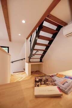 キッチンから見える位置に設けた小上がりのチャイルドスペース