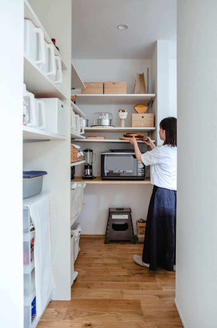 S.CONNECT（エスコネクト）【デザイン住宅、間取り、平屋】平屋でありながら収納もたっぷり確保。テレビを取り付けた壁の裏側も収納になっていて便利