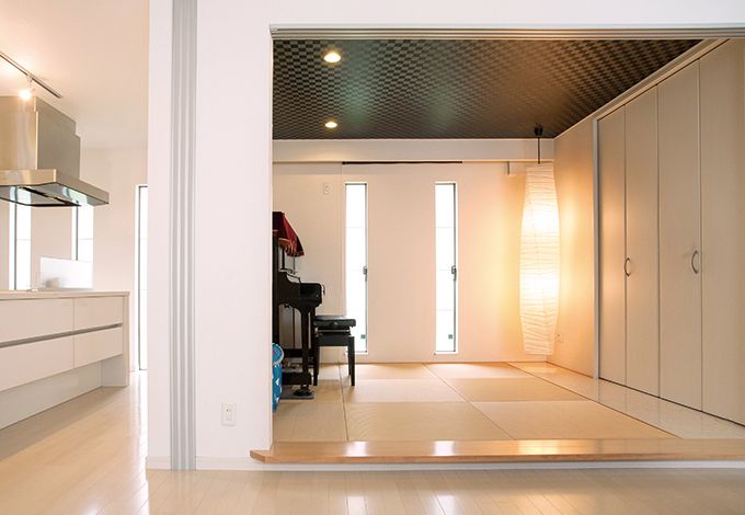 丸昇彦坂建設【デザイン住宅、子育て、間取り】1LDKなデザインを採用。クローゼット側の床は大理石風のフロアタイル張り