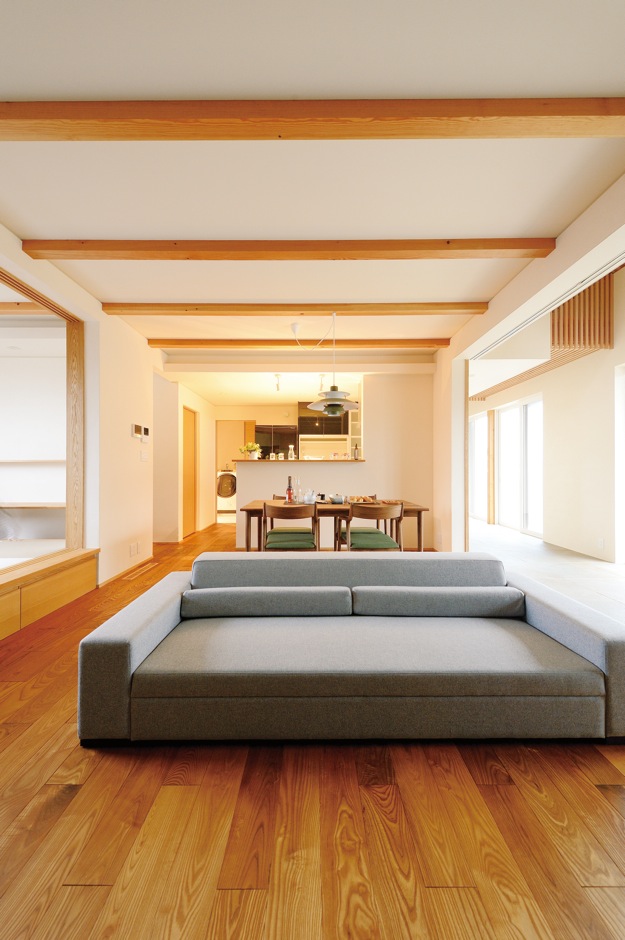 神谷綜合建設 カミヤの家【和風、省エネ、平屋】お気に入りのソファ。低い肘掛けは大人の男性が横になったときの枕の高さ、細長いクッションは子どものチャンバラに使えるようデザインされている