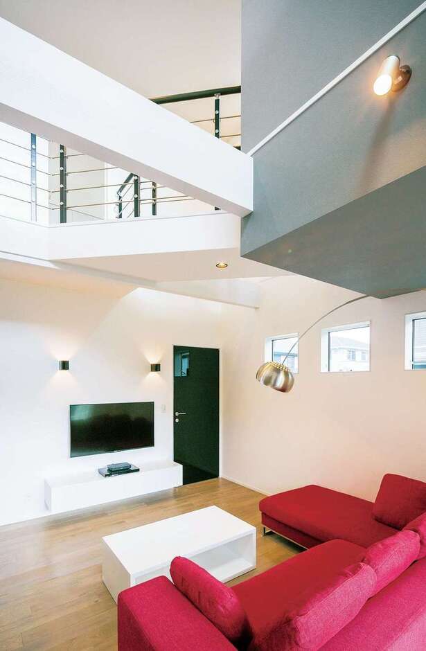 桟橋のような空中廊下。鏡面のリビングドアが空間を引き立てる