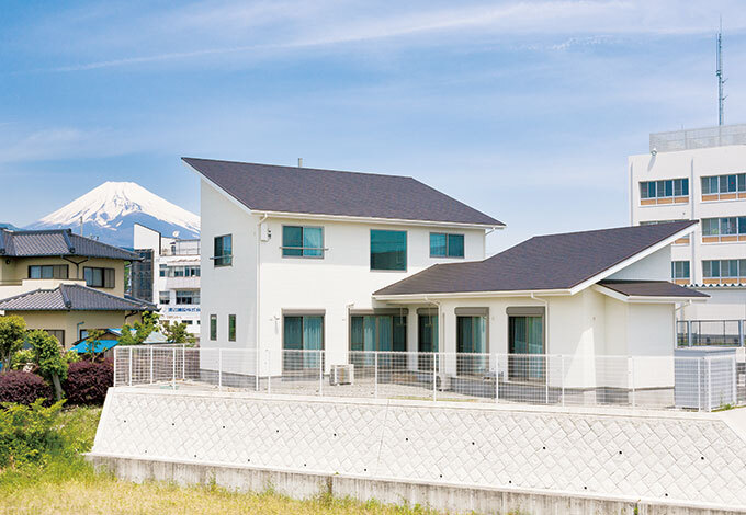 屋根の形状に変化があるため、外壁カラーは主張が強くなり過ぎない白を選択。建物に囲まれる中庭は、通りからの視線が届かないので、リラックスしてバーベキューや家庭菜園を楽しめる