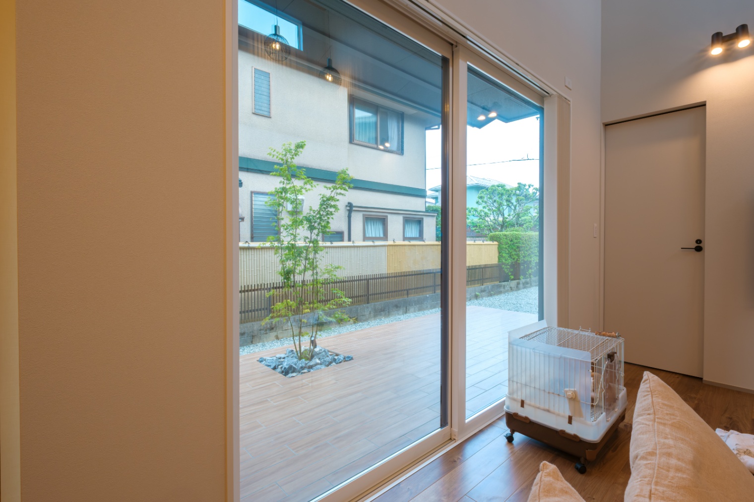 新栄建設｜リビングから続くウッドデッキ。外との一体感を感じられ、自然を取り込んだリラックススペースとなっている。
