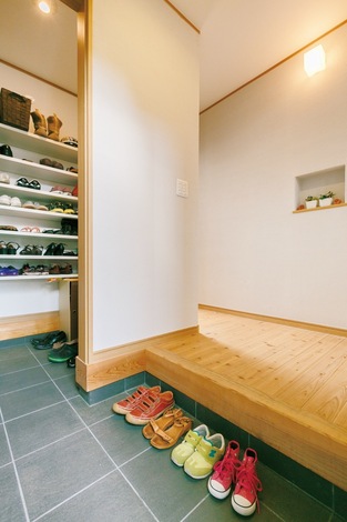 シューズインクローゼットのシラス壁の陰影が美しい