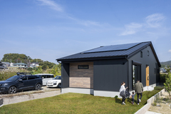 ガルバリウム外壁に木目を合わせたカフェのような平屋住宅。スッキリとした切妻屋根には6.15kWの太陽光発電を搭載。