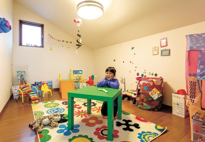 勾配屋根のデッドスペースを上手に活かした子どもたちのプレイルーム