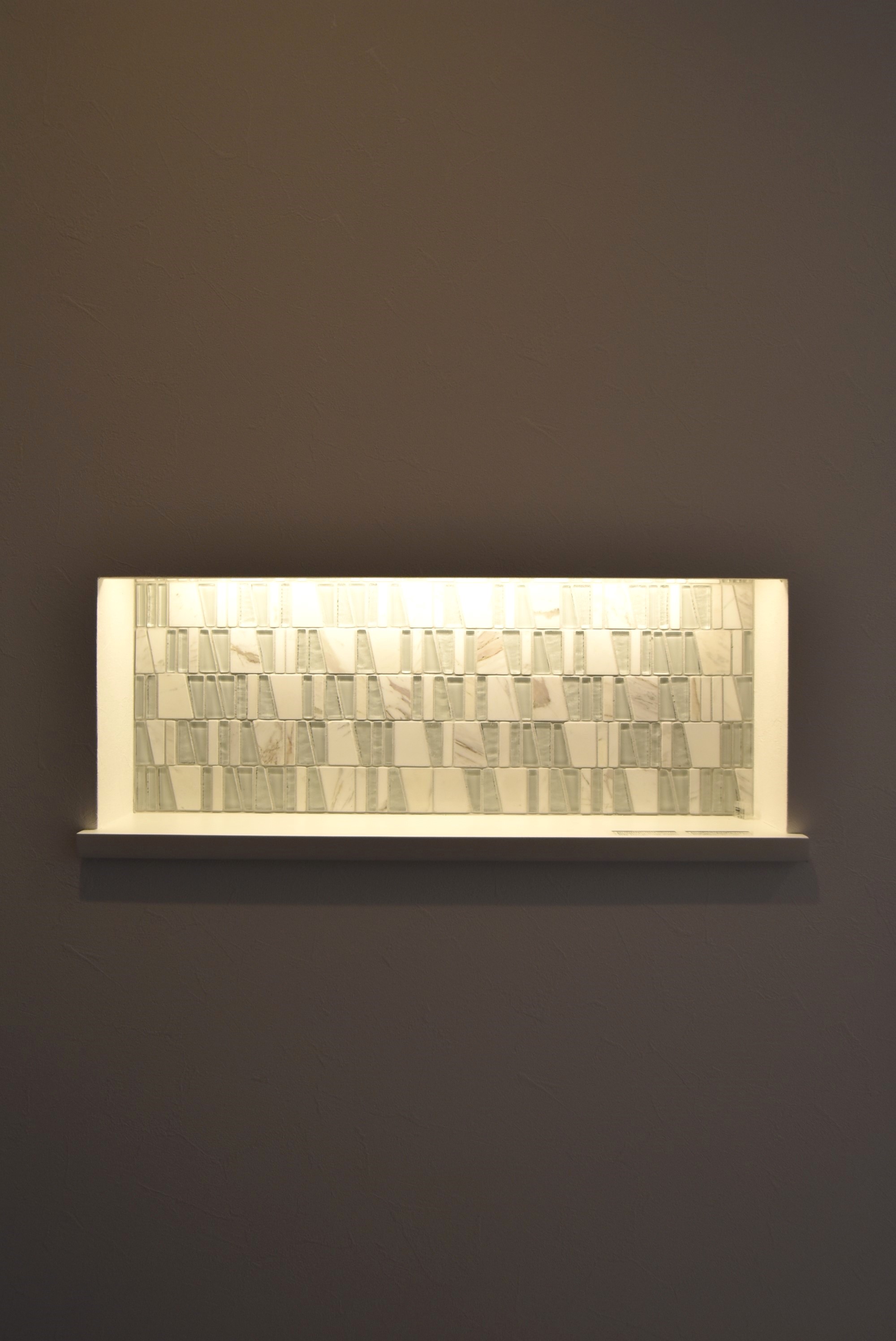 カクニシビルダー｜タイルでデザインされたニッチが、洗練された空間を演出。