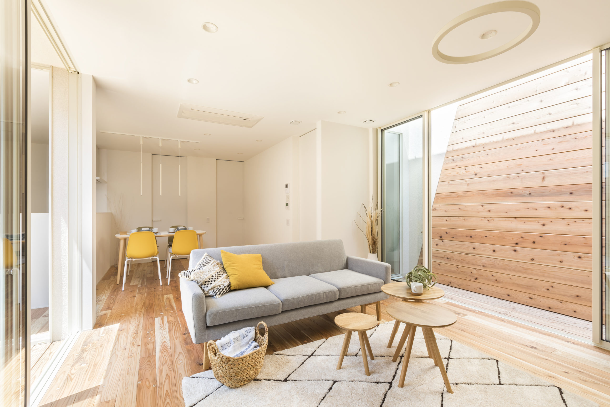 ETERNITY（エタニティ)　SIMPLE NOTE 浜松東【デザイン住宅、建築家、平屋】LDKは無垢の床材と、左右にあるテラスの木塀に包まれた自然素材に包まれるスペース。すべての建具がハイドアとハイサッシのため、畳数以上の広さと明るさを実現。「建物自体の性能も高く、これだけ窓が大きくても一年中快適です」と奥さま