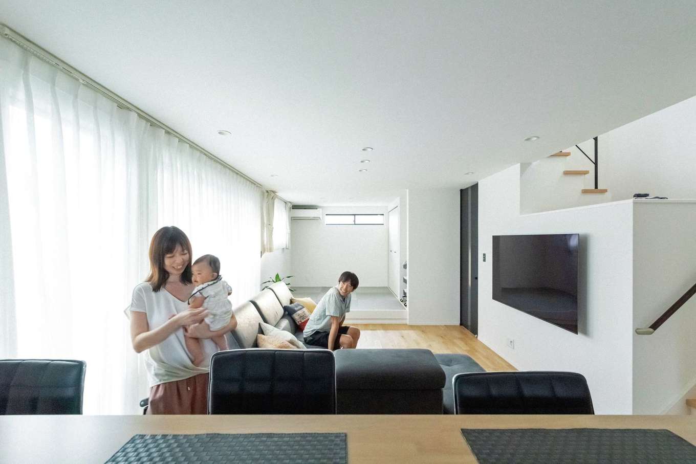 HAPPY HOUSE（山田工務店）【デザイン住宅、間取り、スキップフロア】周遊動線によって、自然な交差と利便性が生まれているLDK。畳スペースは段差によって役割を分割しつつ、LDKとの一体感が生まれるようモダンに