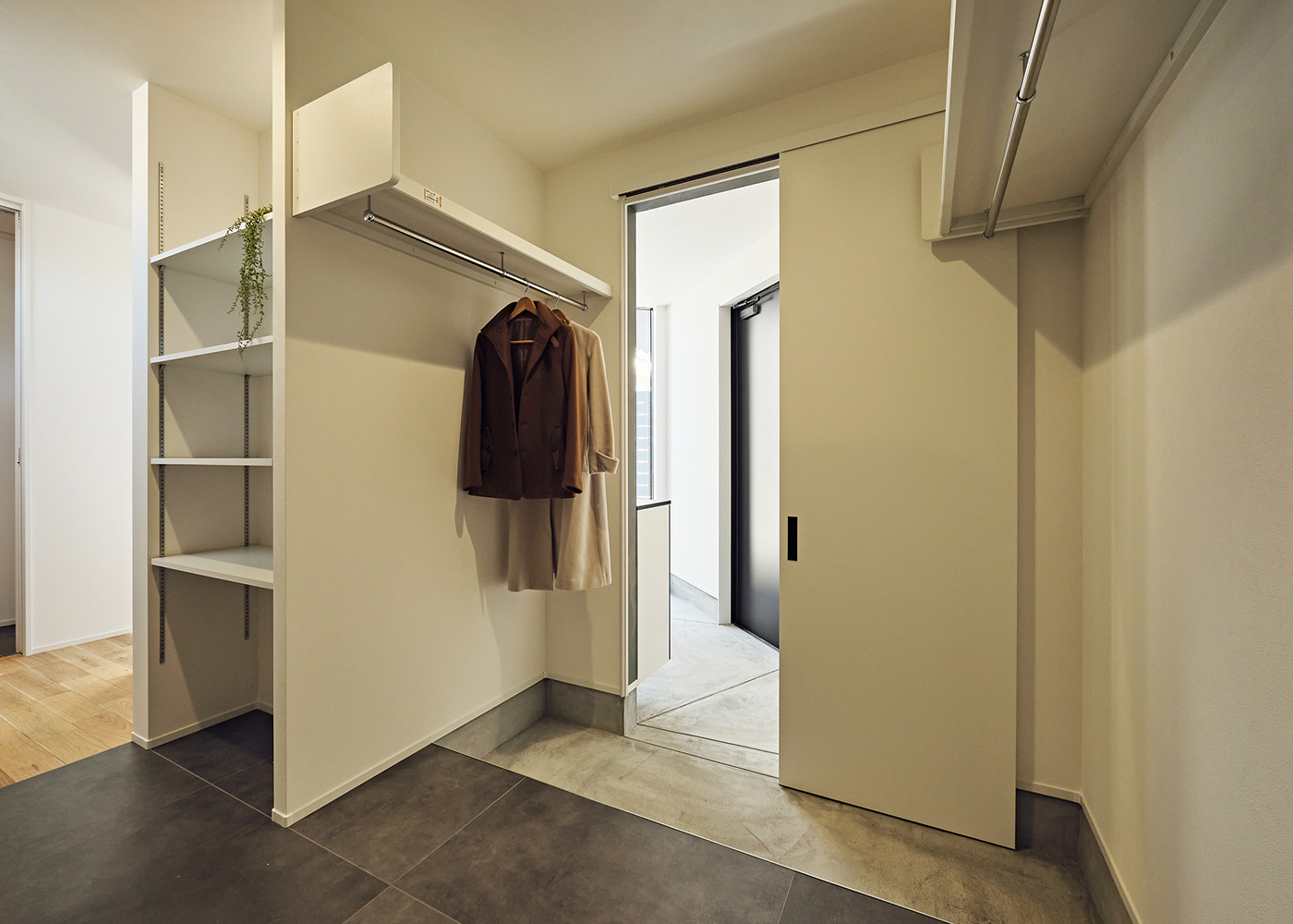 平屋建築ブルーハウス【和風、建築家、平屋】帰宅動線に配慮した間取りもこの家の特徴の一つ。玄関ホールの正面にファミリークローゼットが設けてあり、帰宅後にすぐ着替えをして洗面スペースに通り抜けられるようになっている