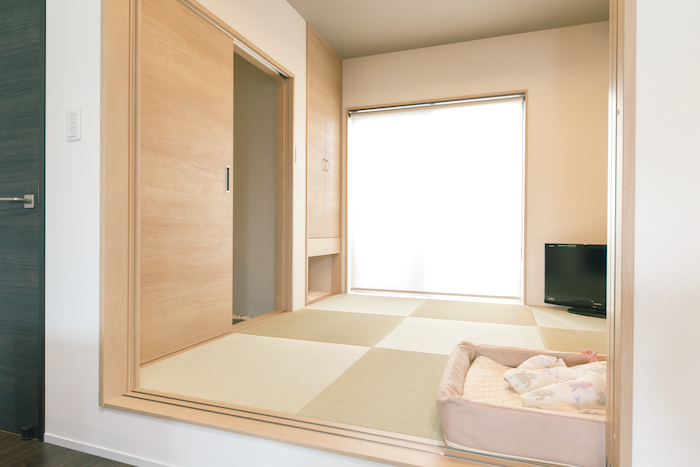 建築システム（狭小住宅専門店）【デザイン住宅、子育て、スキップフロア】リビングから続く和室。将来は夫婦の寝室にして、1階だけで生活できるようにも考慮