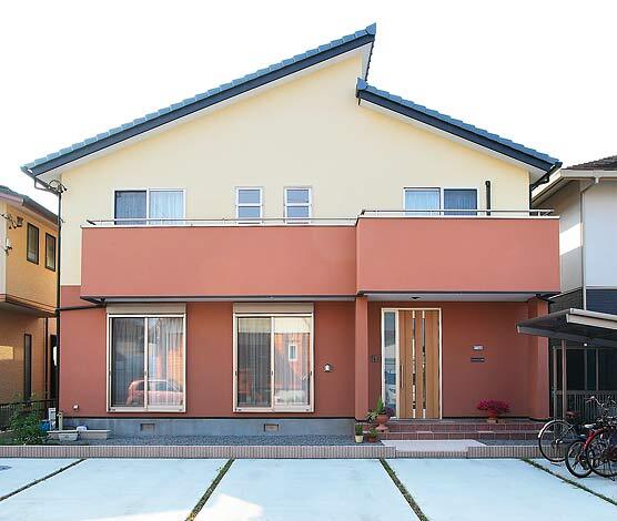 勾配のある屋根と大きなバルコニーが印象的