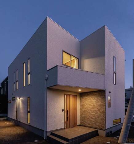 分譲地の角地に完成した、スタイリッシュ＆モダンな外観フォルム