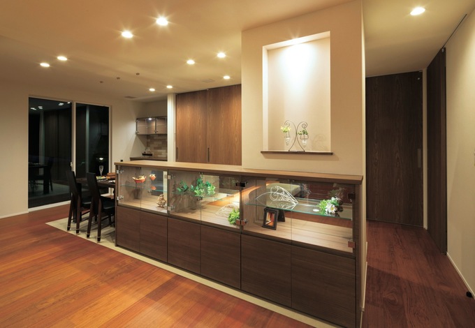 キッチンの背面を利用したギャラリーコーナーには、奥さまがセレクトした色鮮やかな琉球グラスをディスプレイ