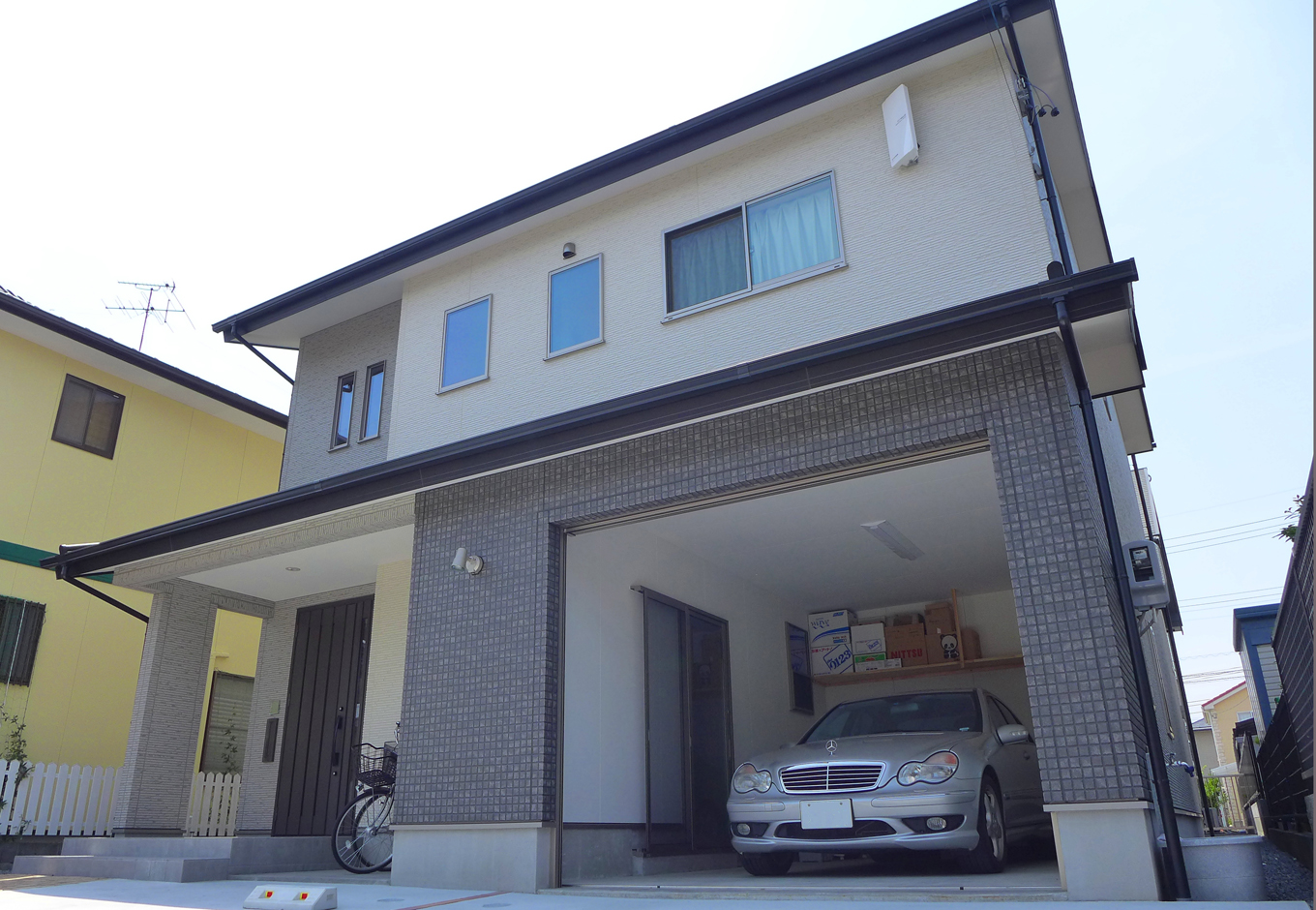 建築システム（狭小住宅専門店）【収納力、夫婦で暮らす、ガレージ】ビルトインガレージには電動シャッター。家の中から駐車場に入る通路も設けてある