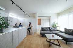 和室と合わせて22.5畳のLDK。大開口からたぷりのh時雁と風を招き入れる。インテリアはグレージュで統一した