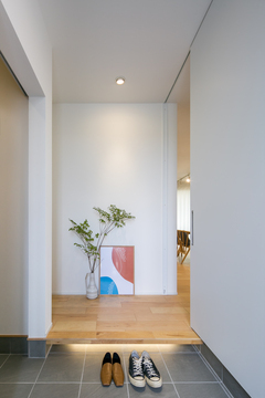 お子様と並んで脱ぎ履きが出来るスペースを確保。前面の壁には絵画や写真を飾る事ができる