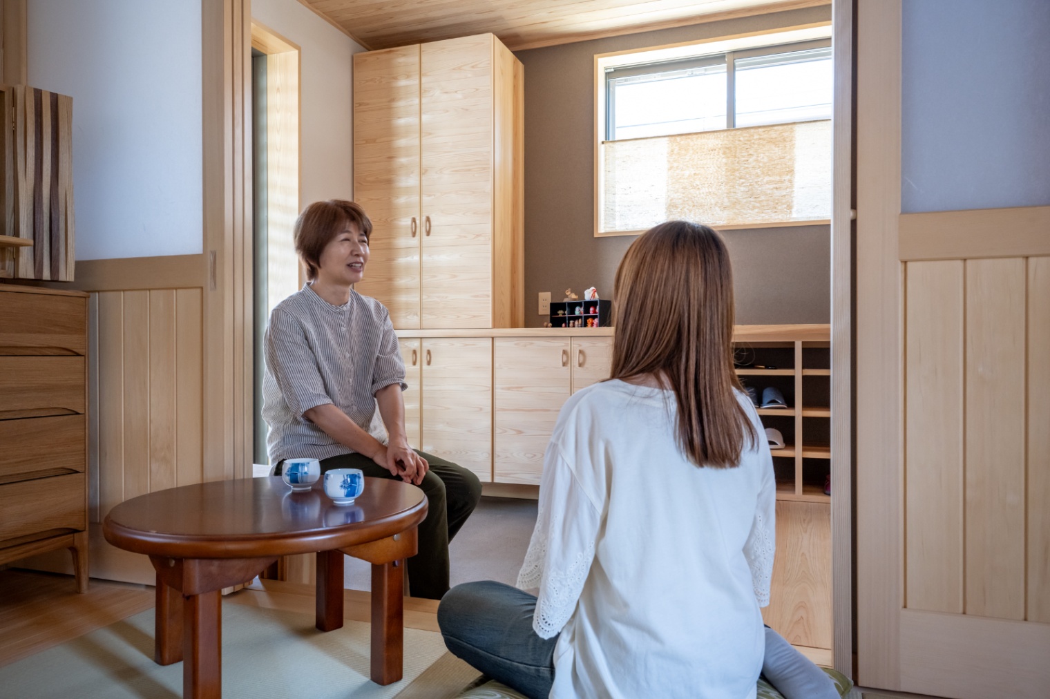 アクトホーム｜玄関のすぐ隣にある和室は、建具を開くことで玄関とつながる空間になる。お客様をさっと迎えたいときや、子どもの友達が訪ねてきたときなどに使いやすく、靴を脱がずに使える玄関の延長として重宝する。普段は落ち着いた和のスペースとして、必要に応じて応接やキッズスペースなど多目的に活躍する一室となっている。
